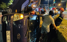 Giải cứu tài xế mắc kẹt trong cabin xe tải bị lật giữa đêm khuya