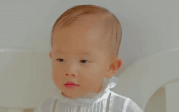 Khoảnh khắc tạo dáng siêu cưng của Lisa - Leon nhà Hồ Ngọc Hà khi chụp bộ ảnh kỷ niệm tròn 11 tháng tuổi