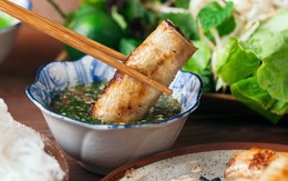 Dùng nước chấm kiểu này vô cùng mất vệ sinh, nguy cơ cao mắc bệnh truyền nhiễm, đáng tiếc nhiều gia đình hiện nay vẫn chuộng