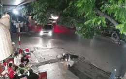 Va chạm với ô tô, cô gái trẻ cùng xe máy bị hất văng lên vỉa hè, tình huống va chạm gây tranh cãi dữ dội
