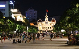 Nhiều người tụ tập ở phố đi bộ Nguyễn Huệ bị công an xử phạt, nhắc nhở