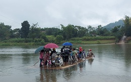 Thanh Hóa: Hàng chục học sinh “cược” mạng sống qua sông bằng bè mảng