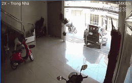 Chồng đâm cửa kính vỡ toang khi lùi ô tô vào nhà: Hành động vô tư của vợ gây "thảm họa"