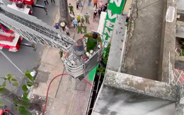 Công an dùng xe thang tiếp cận căn nhà bốc cháy ngùn ngụt ở Sài Gòn, có 2 cụ già mắc kẹt