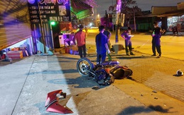 2 thanh niên tử vong cạnh trụ điện, xe máy 'nát bươm' trước cửa nhà dân lúc rạng sáng