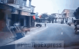 Người đàn ông lao ra đường chĩa súng chặn đầu ô tô