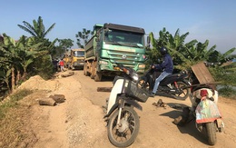 Thanh Hóa: Người dân mang gỗ, đá chặn đường tỉnh lộ ngăn xe tải chở đất