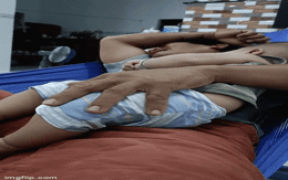 Con gái hết ở cữ về lại nhà chồng, ông ngoại ôm cháu bật khóc nức nở: "Lần đầu tiên ba khóc, biết vậy không lấy chồng xa"