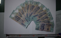 Ông lão bán tạp hóa bóc mẽ 2 thanh niên dùng tiền giả