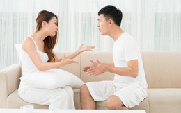 Vợ vừa lên giường thì chồng tức giận hất ra, món đồ anh ném xuống mới khiến cô ngỡ ngàng "bật ngửa"!