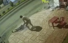 Rùng mình cảnh nam thanh niên bị kẻ đi đường đâm xe, tạt nước nóng
