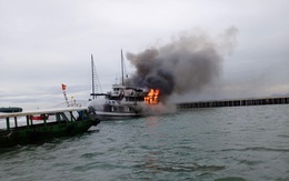 Quảng Ninh: Hình ảnh 2 tàu du lịch bất ngờ bốc cháy trên vịnh Hạ Long