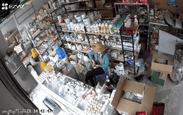 Kinh hoàng clip ô tô mất lái tông thẳng vào tiệm thuốc, người phụ nữ đang lúi húi đếm tiền thoát chết trong gang tấc