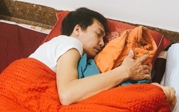 Vợ mất sau 15 năm mắc bạo bệnh, chồng thương nhớ ôm khư khư áo khoác để ngủ