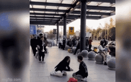 Bị theo đuổi 5 năm, cô gái cuối cùng cũng đưa ra câu trả lời gây sốc cho đối phương