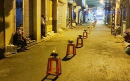 Đằng sau bức ảnh hàng ghế với hoa và đèn tưởng niệm xếp dọc con hẻm nhỏ Sài Gòn: "Nơi tôi ở, có ba mẹ tôi đã nằm xuống vì Covid-19…"