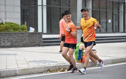 Cậu bé bám đuôi xe mẹ suốt 2km trời mưa, từng bị nhốt vào nhà kho giờ ra sao