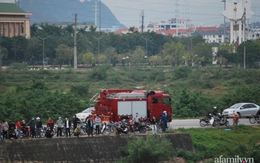 Nam thanh niên để lại xe Air Blade trên cầu rồi nhảy xuống sông tự tử, vẫn đang tìm kiếm thi thể