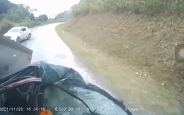 Kinh hoàng khoảnh khắc xe đầu kéo đấu đầu xe tải khiến người phụ nữ ngồi ghế phụ tử vong thương tâm