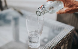 4 loại nước không nên uống nhiều vì dễ gây nguy cơ ngộ độc, có cả nước từ bình lọc