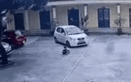 Rùng mình clip nữ tài xế thiếu quan sát, suýt cán trúng người bé trai đang chơi ở sân