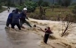Người phụ nữ thoát chết ngoạn mục giữa dòng lũ chảy xiết