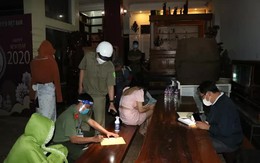 Chủ quán karaoke cố thủ, 10 nam nữ trốn trên sân thượng