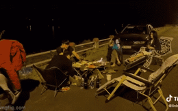 Nửa đêm, nhóm thanh niên ra giữa đường đốt lửa, uống rượu: Clip gây phẫn nộ