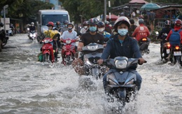 TP.HCM: Triều cường lên cao, người dân 'rẽ sóng' về nhà