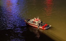 Thanh niên bỏ lại đôi dép giữa cầu Sài Gòn rồi lao xuống sông mất tích