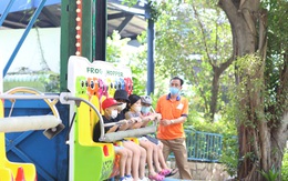 Công viên văn hóa Đầm Sen vắng vẻ trong ngày đầu mở cửa đón khách