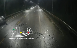 Ô tô con tông trực diện vào đầu container, camera "bóc" khoảnh khắc kinh hoàng