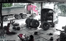 Kinh hoàng khoảnh khắc lốp xe phát nổ, người thợ nằm bất động tại chỗ