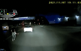 Tài xế cầm gậy đuổi đánh ô tô đi tạt đầu: Clip "dằn mặt" khiến nhiều người bức xúc