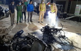 2 xe máy cháy trơ khung sau cú va chạm mạnh, một người bị bỏng