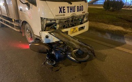 Cố vượt đèn đỏ, xe thư báo tông chết người, camera "bóc" khoảnh khắc "máu lạnh" đến ám ảnh