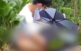 "Sốc" với cặp đôi làm chuyện "nhạy cảm", lấy ô để che ngay giữa vườn hoa công cộng khiến người đi đường phẫn nộ