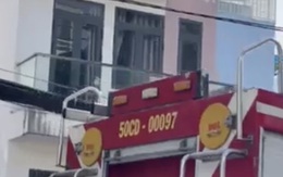 TP.HCM: Cô gái trẻ "thoát y" trên nóc nhà la hét, định nhảy xuống đất tự tử