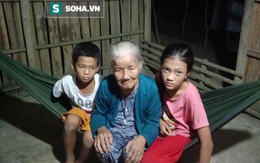 Cậu bé 9 tuổi mồ côi, bắt ốc nuôi chị gái khờ, chăm bà già yếu: "Nhớ cha nhớ mẹ lắm"