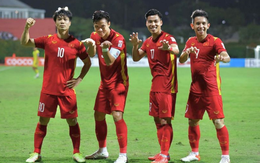 "Động thái lạ" của Công Phượng, Quang Hải sau chiến thắng 3-0 trước Malaysia khiến người hâm mộ sửng sốt