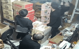 Người phụ nữ "từ trên trời rơi xuống" khiến nam thanh niên đang đứng tám chuyện "gánh còng lưng"