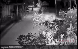 Không làm chủ được tốc độ, nhóm thanh niên lao như thiêu thân vào nhà dân ven đường, một người bị đánh tới tấp