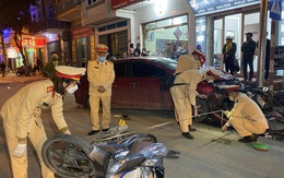 Tai nạn liên hoàn, 1 người đàn ông bị hất văng lên không trung, xe máy nằm la liệt