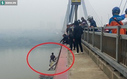 Trăm người thót tim dõi theo màn giải cứu thanh niên vắt vẻo trên lan can cầu Nhật Tân