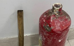 Đập bình chữa cháy gây nổ làm 4 người bị thương