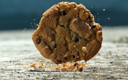 Cứ tưởng rơi đồ ăn xuống đất lập tức nhặt lên thì không sao, xem clip bóc trần sự thật ngay sau đó nhiều người phải thốt lên "kinh hoàng"