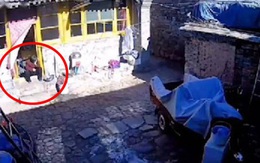 Mẹ ngồi khóc ngoài cửa 5 phút trước khi mất, con sững sờ khi xem camera
