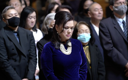 Bà xã Phương Loan bật khóc trong lễ giỗ đầu danh hài Chí Tài tại Mỹ