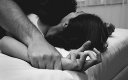 Tỉnh dậy sau đêm tân hôn, thấy người đau ê ẩm, tôi liều hỏi mẹ chồng để cuối cùng ngượng chín mặt với đoạn video bà cho xem