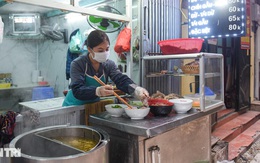 Lạ lùng quán phở 'Sướng', 30 năm bán 'đắt xắt ra miếng' ở Hà Nội